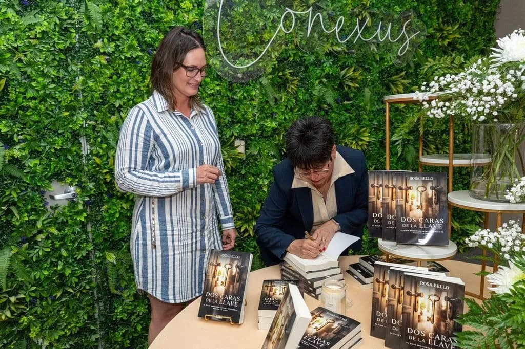 Rosa María Bello firma libros a los asistentes del lanzamiento