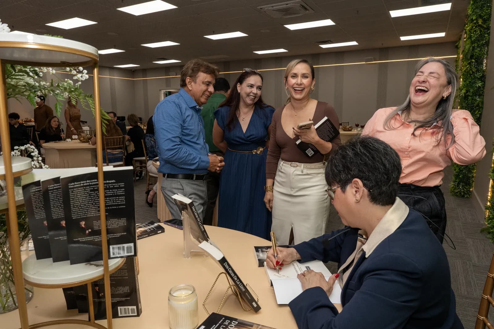 Risas en la mesa de firmas durante el lanzamiento de Dos Caras de la Llave