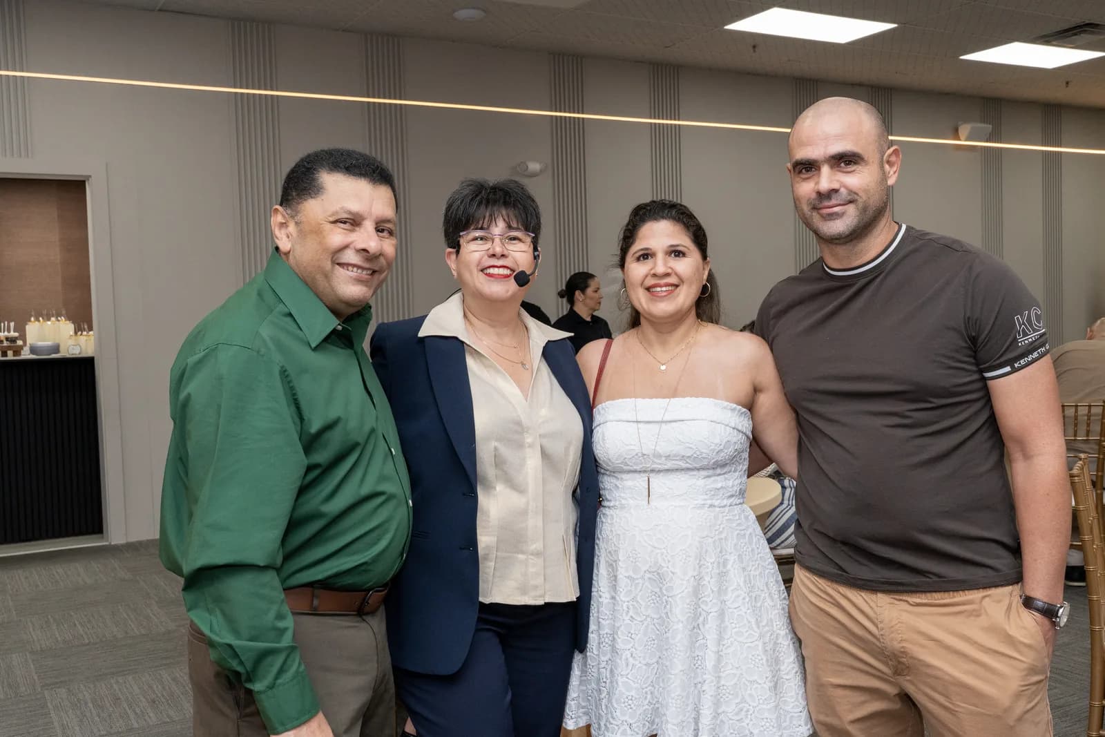 Invitados posan durante el lanzamiento de Dos Caras de la Llave