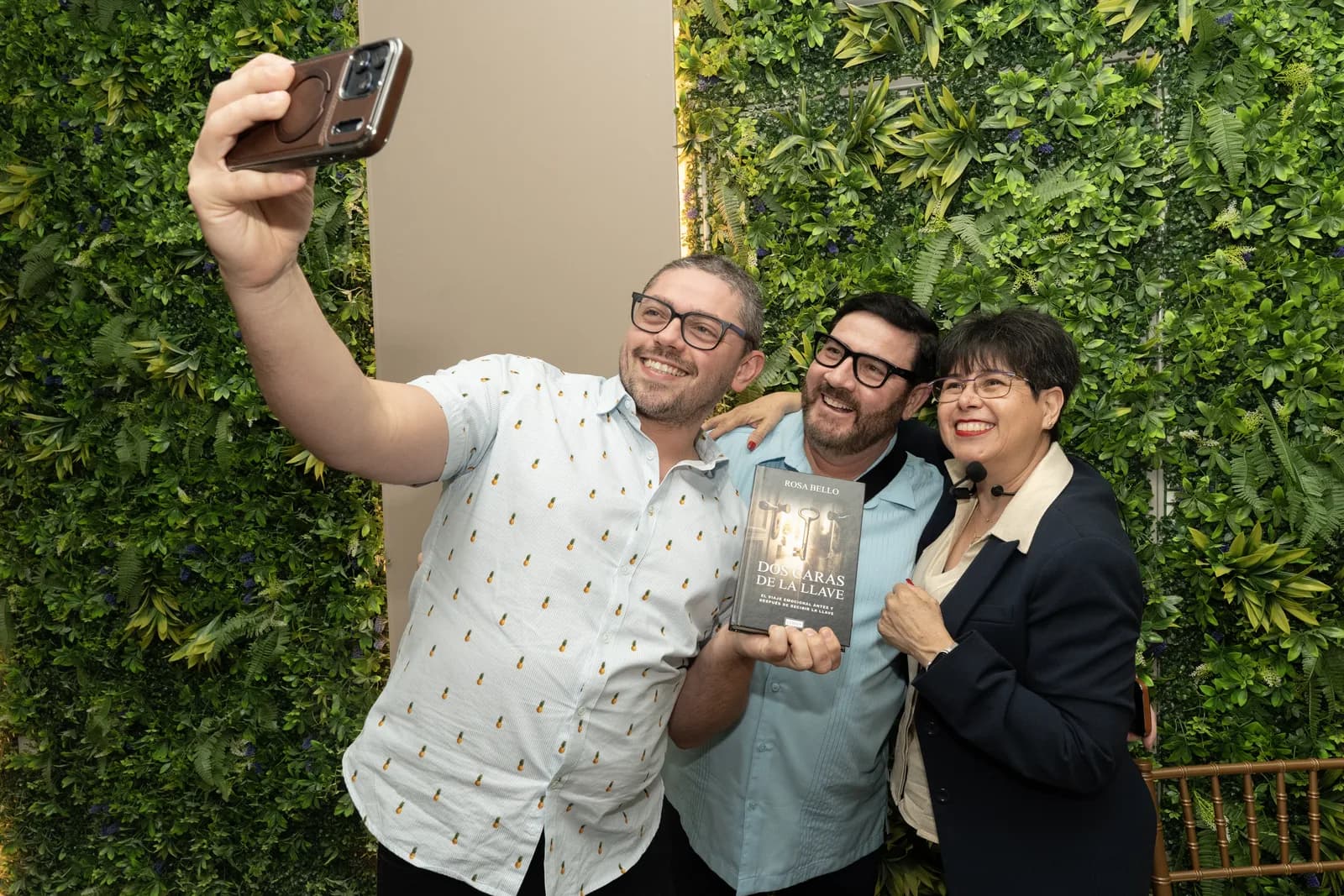 Invitados se toman un selfie con Rosa María Bello