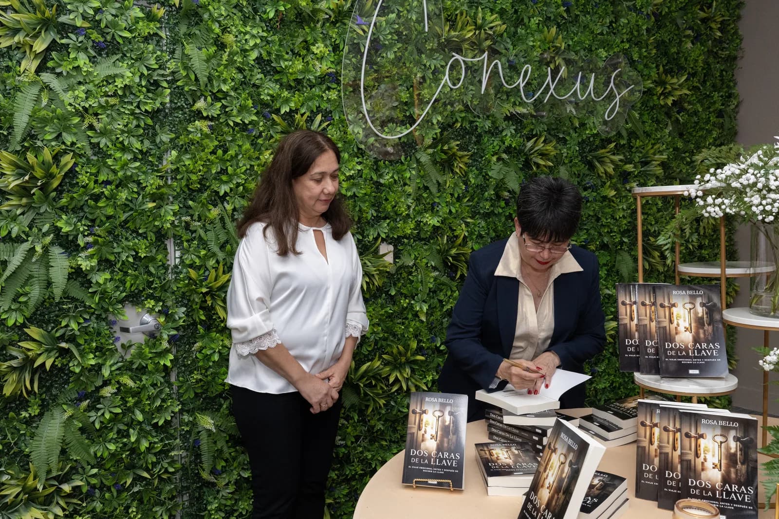 Una invitada con su ejemplar de Dos Caras de la Llave