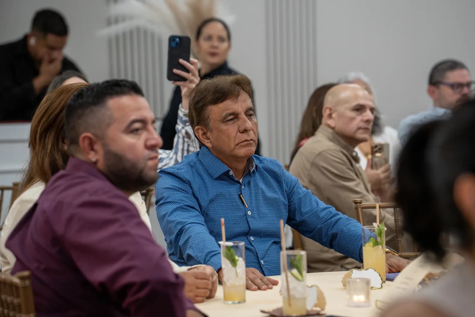 Público del lanzamiento escuchando la lectura de Dos Caras de la Llave