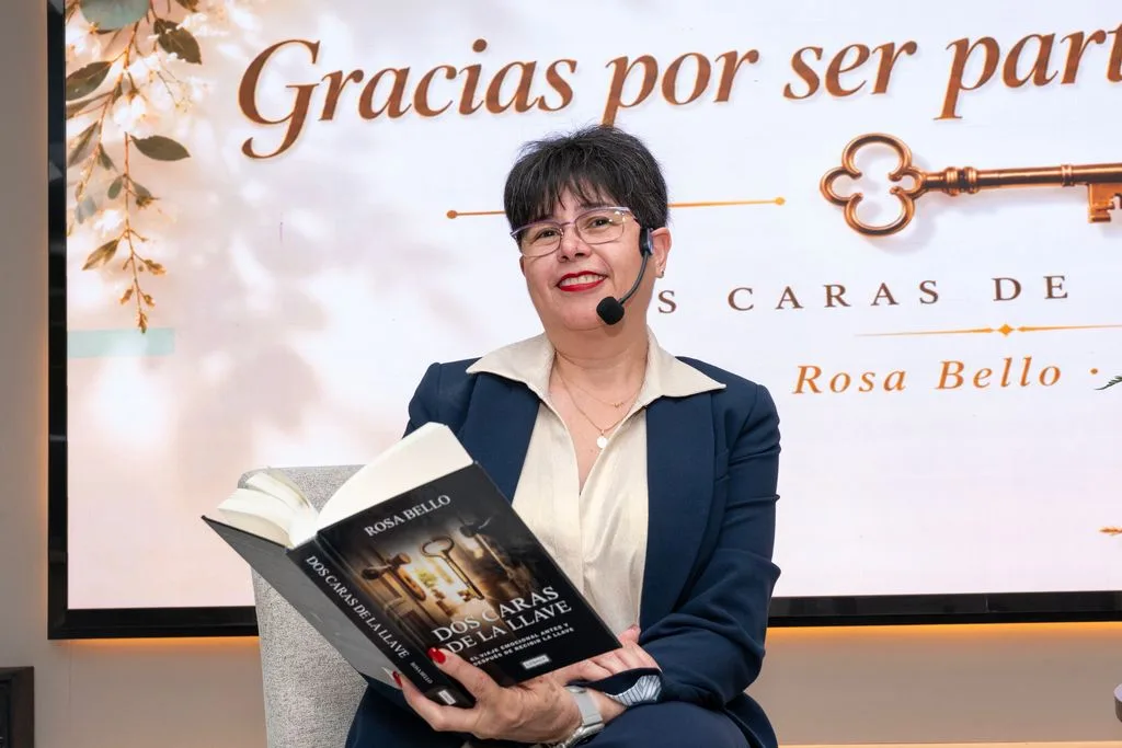 Rosa María Bello lee el capítulo 10 de Dos Caras de la Llave durante el lanzamiento del 25 de junio de 2025